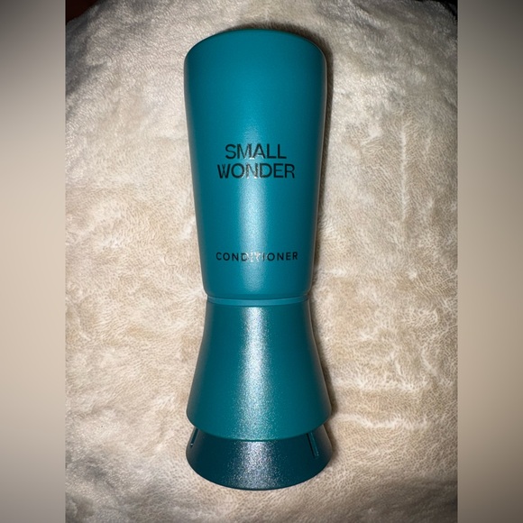 Small Wonder Powder Shampoo & Conditioner - Picture 2 of 5